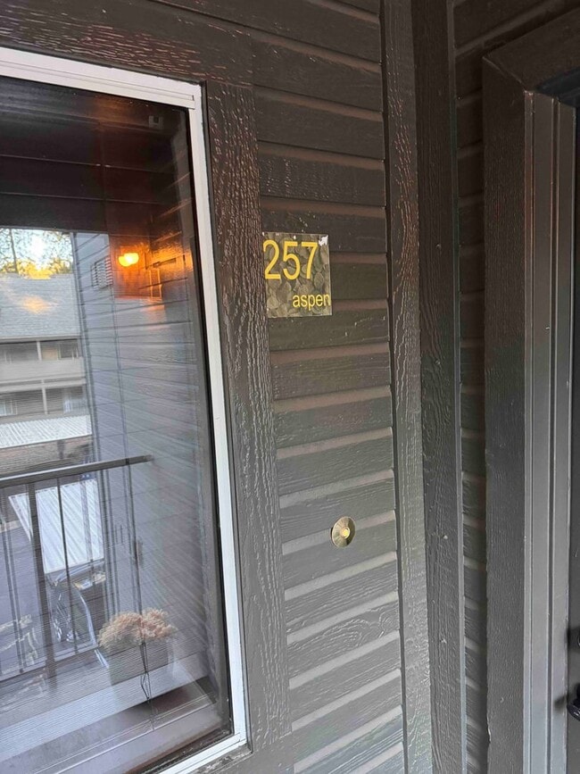 Foto del edificio - Furnished Moved In Ready 2nd Story End Unit 1bd/!ba At the Arbors