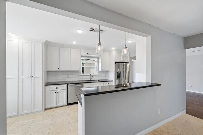 Building Photo - 2502 Hollow Hook Rd