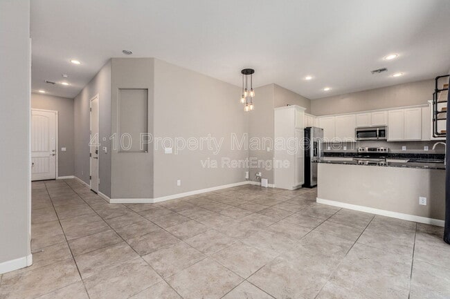 Foto del edificio - 1367 S Country Club Dr