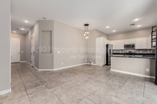 Foto del edificio - 1367 S Country Club Dr