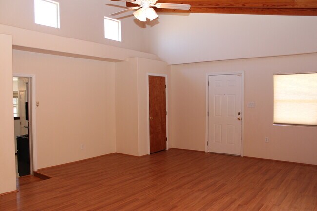 Building Photo - Immaculate 3 Bdr, 2 bath with large Family...