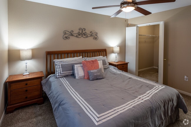 2BR, 2BA 977SF - Stonegate