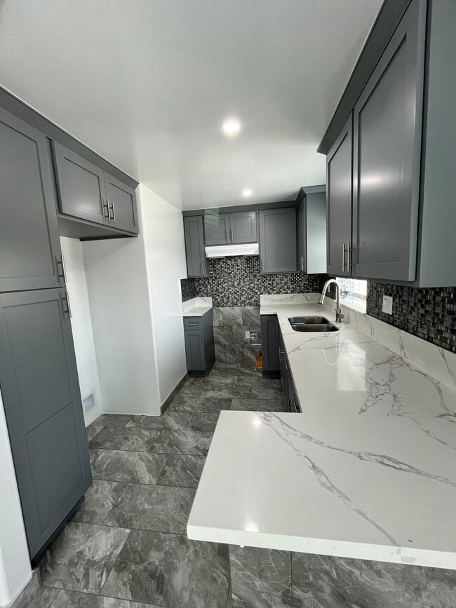 Foto del edificio - 1073 W 112th St