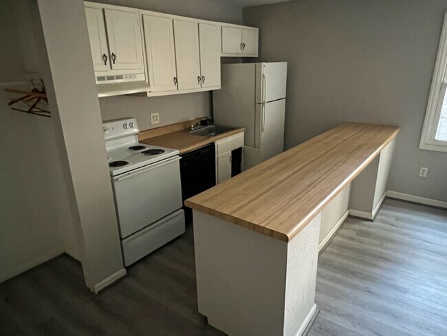 Building Photo - 1409 Fernwood Glendale Rd