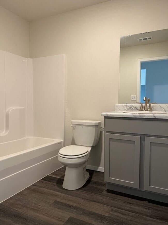 Building Photo - 1/2 OFF FIRST MONTHS RENT!! Beautiful Newl...