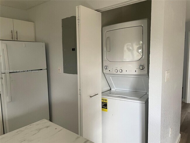 Foto del edificio - 582 SW 2nd Pl