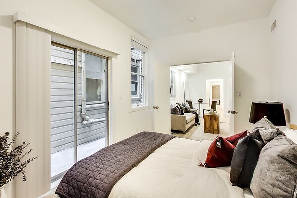 Building Photo - 20 Romolo Pl