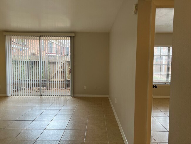 Building Photo - 2824 Briarhurst Dr