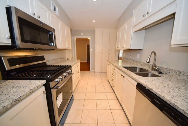 Building Photo - BEAUTIFULLY UPDATED 4 bed, 2 bath home in ...