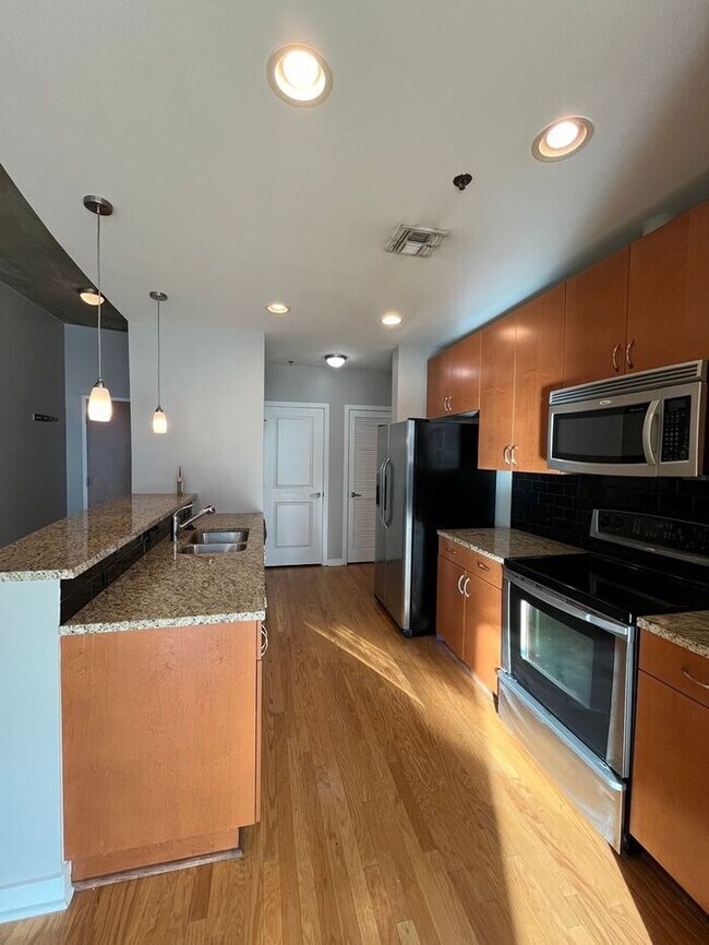 Building Photo - Cozy 1-Bedroom, 1-Bathroom Condo in Prime ...