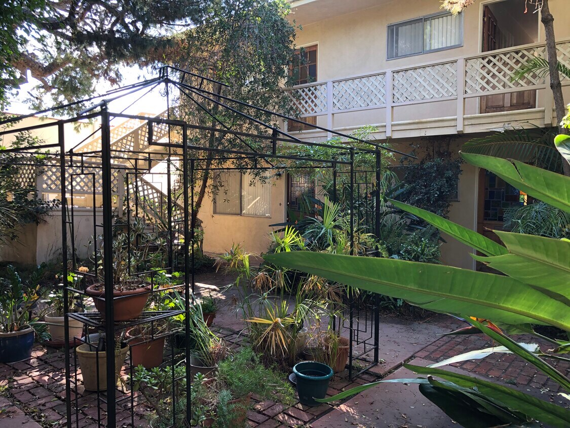 1 bedroom and bathroom close to beach.quiet environment.newly painted with carpets,blinds,appliance. - 701 Monterey Blvd