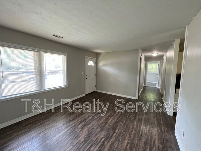 Building Photo - 3831 Bennett Dr