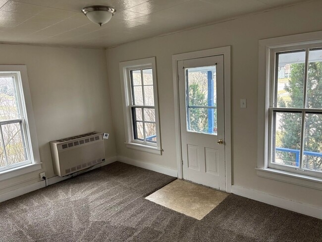 Building Photo - 2 Bedroom House