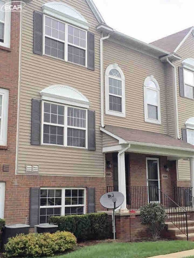 Primary Photo - 886 Eagle Dr