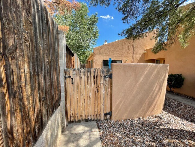 Foto del edificio - 5320 Heritage Way NE