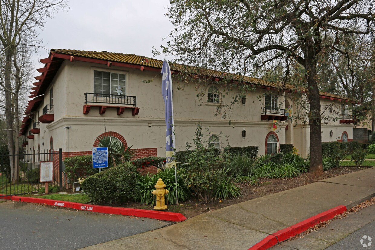 Foto del edificio - Governor's Plaza Apartments
