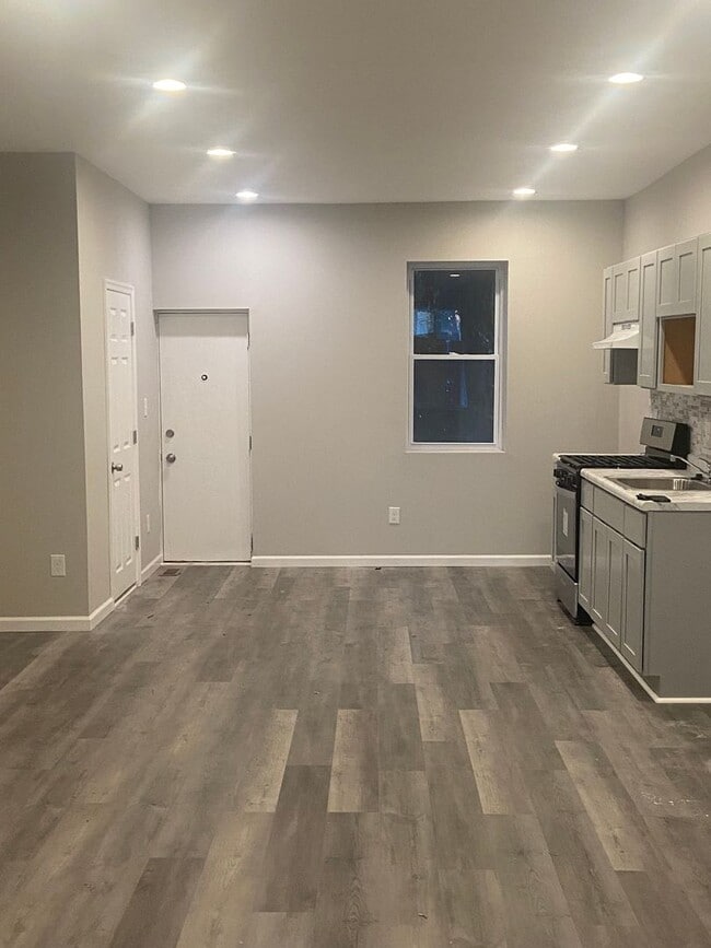 Building Photo - Remodeled Front Porch Row - Germantown