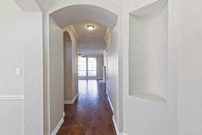 Foto del edificio - 6015 Laurel Crest Ln