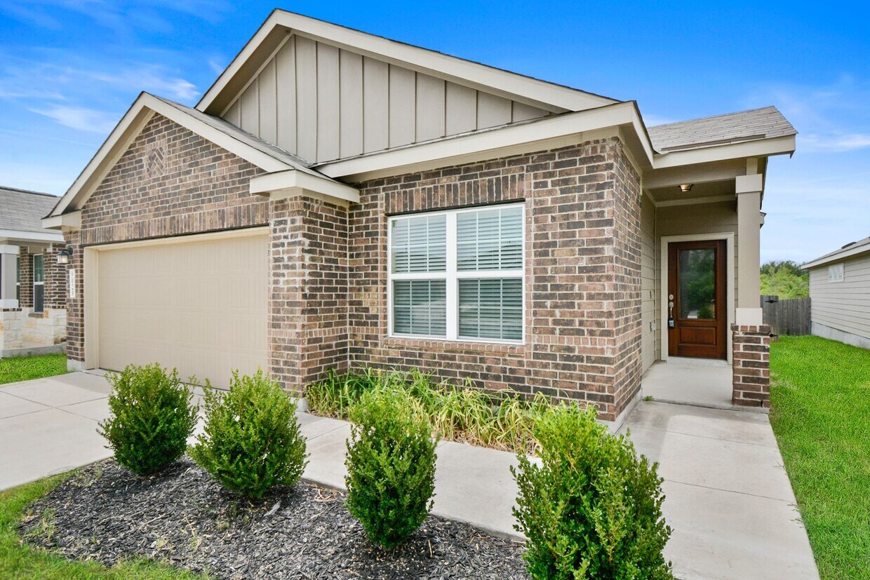 Foto principal - Charming 4-Bedroom Home in Converse with S...