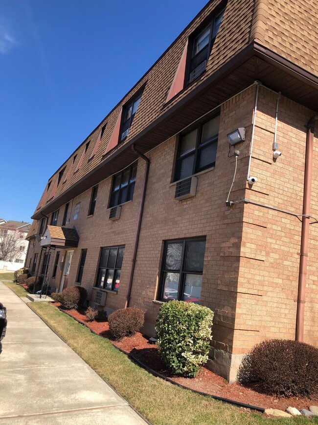 Building Photo - 37 N End Dr