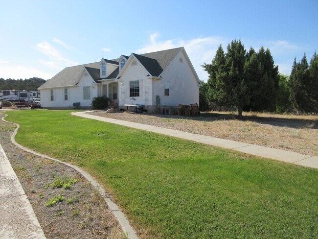 Building Photo - 3 bedroom + Office, 2 bath - Single Family...