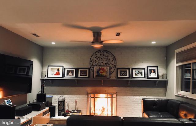 Foto del edificio - 8812 Liberty Ln