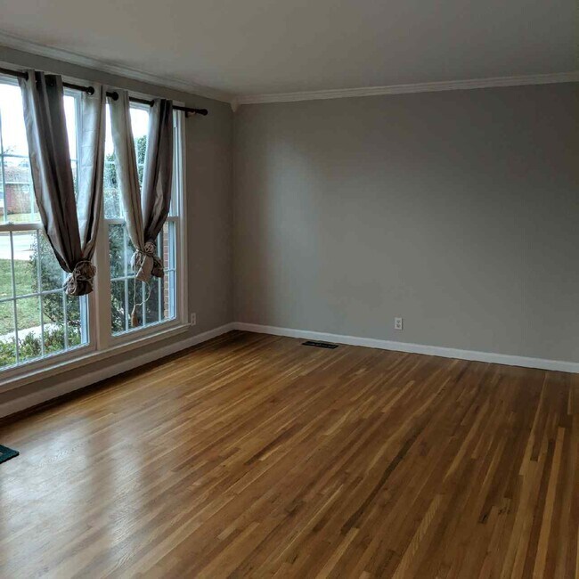 Building Photo - 622 Des Moines Dr