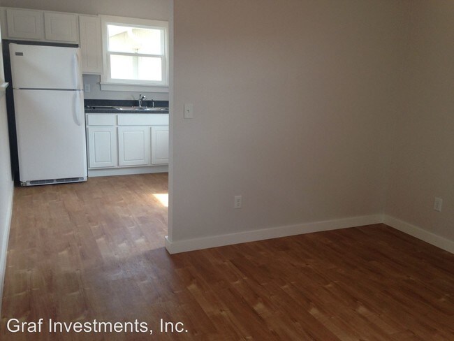 Building Photo - 110 E Orchard Ave