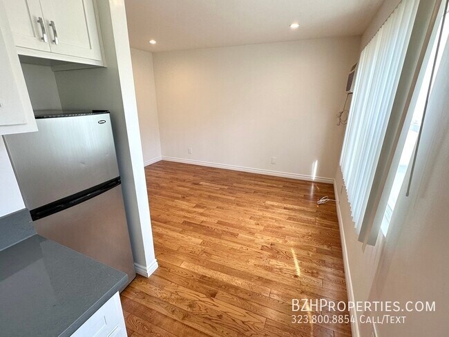 Foto del edificio - Newly Renovated Single In Prime West Holly...