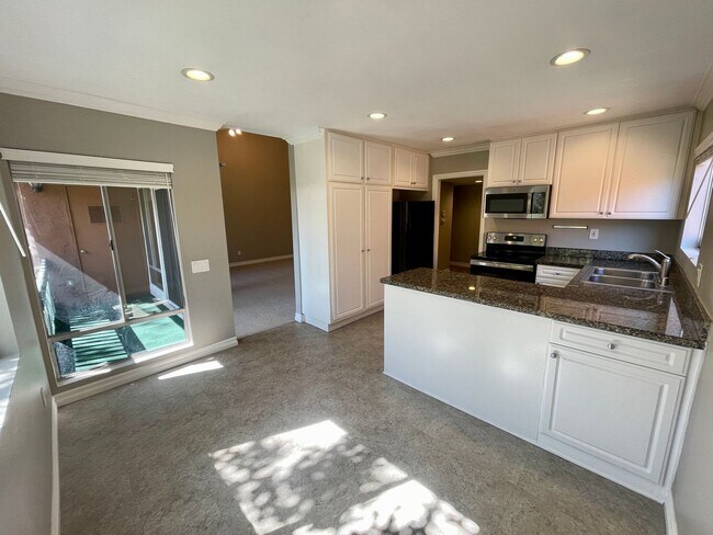 Building Photo - Great 2B/2BA Condo in Rancho Bernardo w/ W...