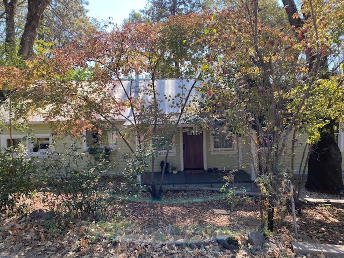 Darling Vintage Farm House House Rental in Grass Valley, CA