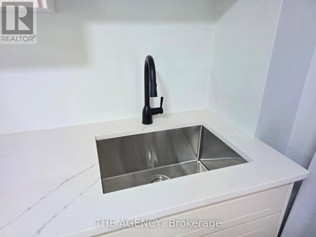 Building Photo - 139 Cinrickbar Dr