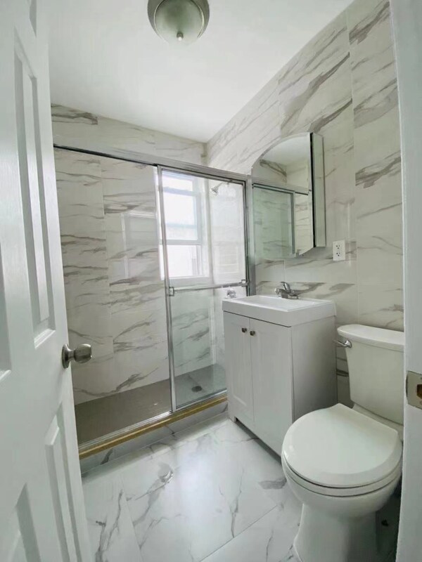 Foto del edificio - 1664 E 32nd St