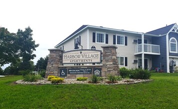 Building Photo - 1325-1325 Crestview Dr