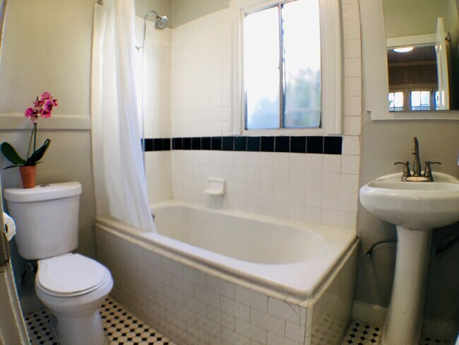 Cool Retro Bath, Deep Tub! - 832 N Poinsettia Pl