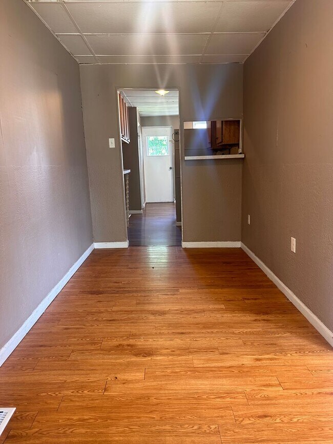 Foto del edificio - 3 bedroom, 1 bathroom Triplex: Martinsville