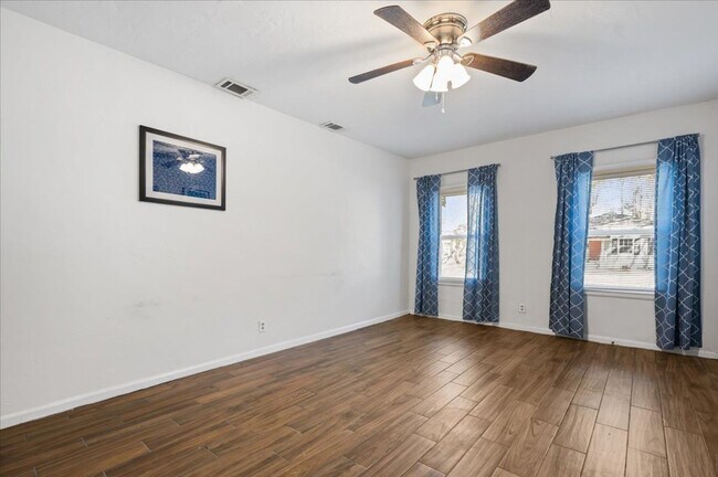 Building Photo - Cozy Duplex Unit with Fully Fenced Back Yard