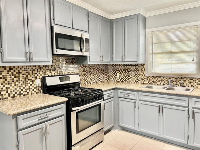 Building Photo - 2435 Roy Cir