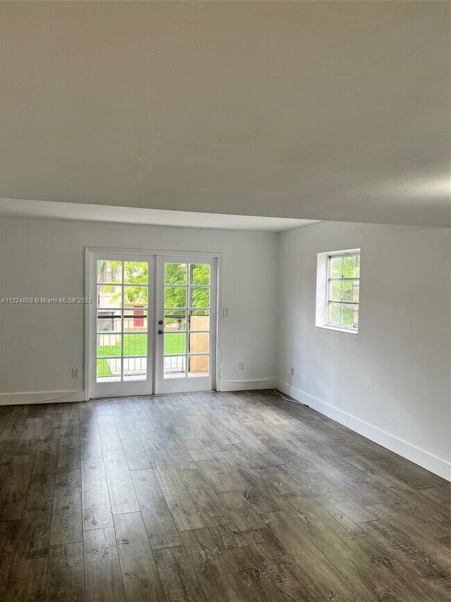 Building Photo - 10901 N Kendall Dr