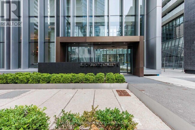 Photo du bâtiment - 50 Charles St E