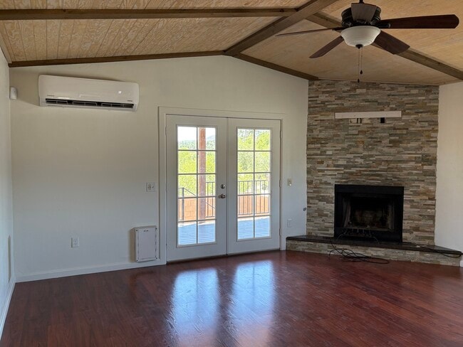 Building Photo - 576 Campbell St