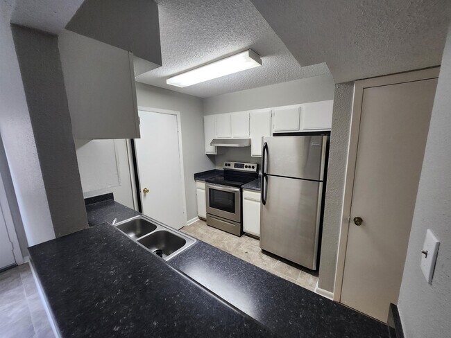 Building Photo - 8395 Willow Bend Dr