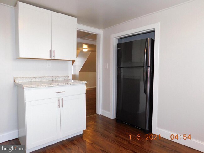 Building Photo - 898 Hilltop Dr