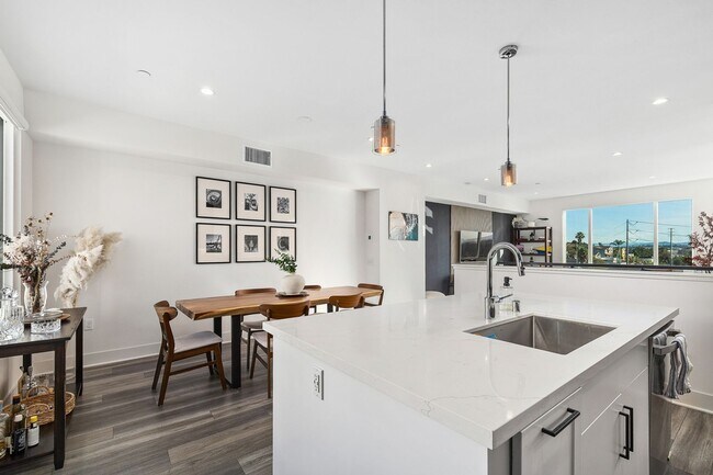 Foto del edificio - Beautiful upgraded 3 bedroom townhome with 2 car garage!