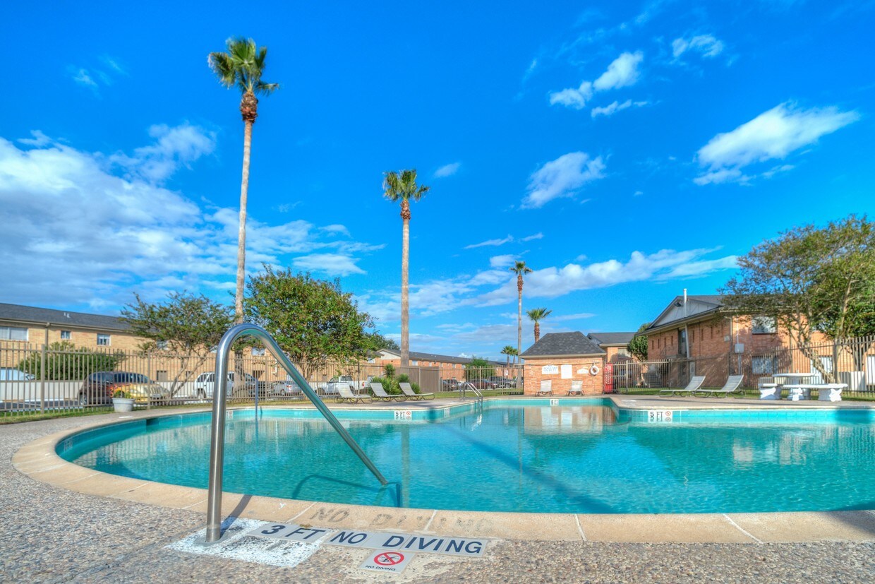 Red Pines Apartments Rentals in Pasadena at 3823 Red Bluff Rd Pasadena