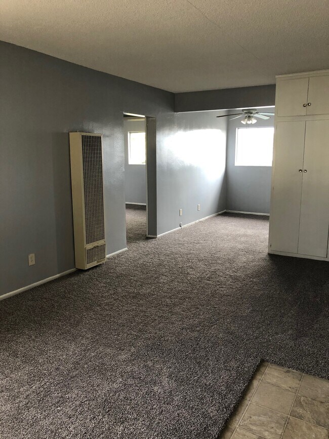 Building Photo - 230 E Ivy Ave