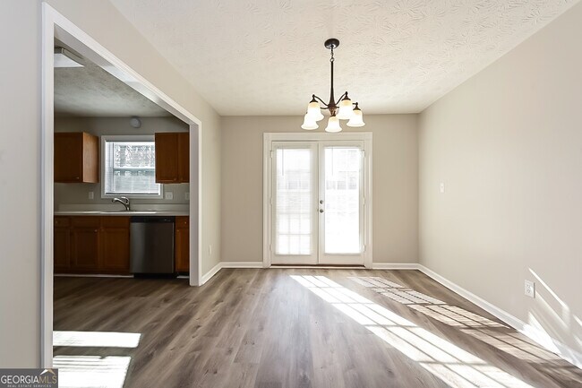 Building Photo - 561 Sunnyhill Dr