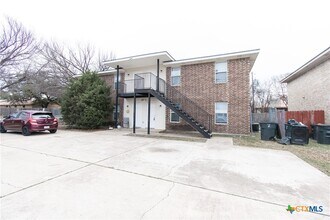 Building Photo - 2018 Cedarhill Dr