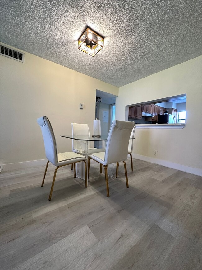 Foto del edificio - 3350 Jaywood Ter