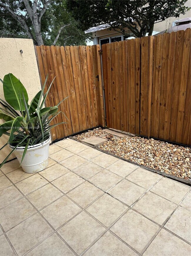 Building Photo - 808 NW 170th Terrace